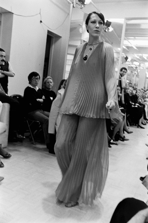 Model Elsa Peretti walks in Halston’s spring 1974 made-to-order collection show, wearing her silver and black jade bottle necklace, 1973. 