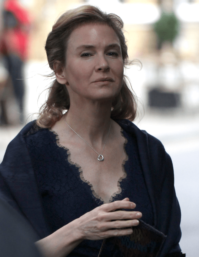 Renée Zellweger wore an open-heart necklace in all of the Bridget Jones movies.