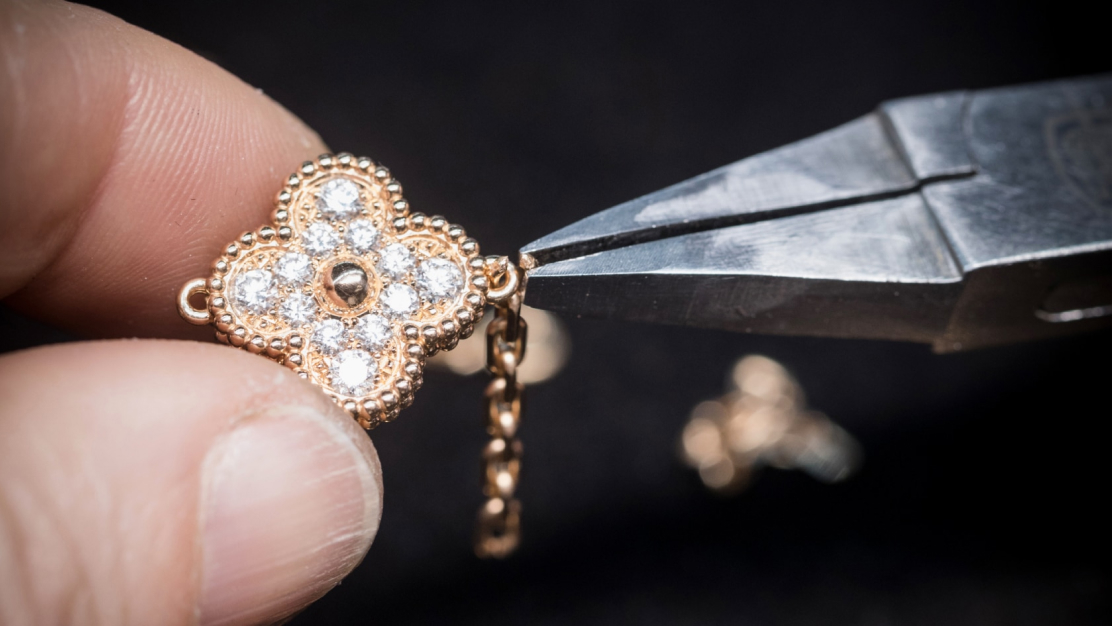 The making of a Van Cleef & Arpels Alhambra piece