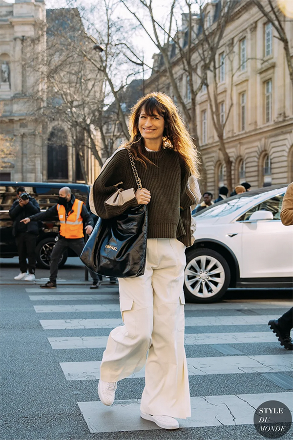 Katie Holmes with a black Chanel 19