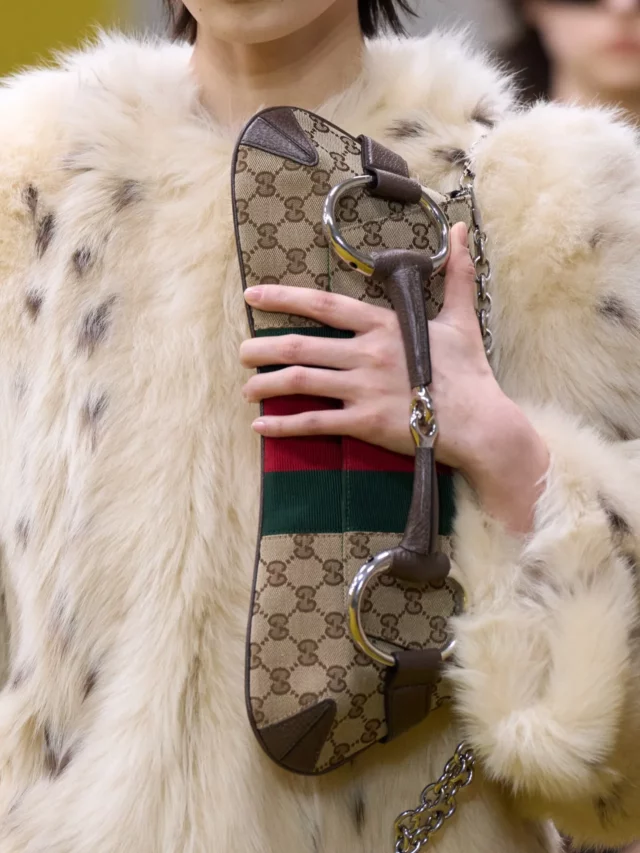 【GUCCI】Horsebit Chain Shearling Medium Shoulder Bag Gucci Horsebit Medium shearling shoulder bag Gucci