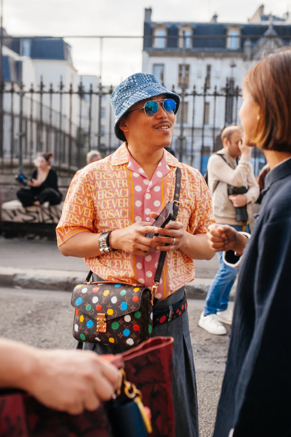 street style louis vuitton pochette metis black